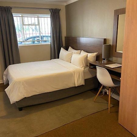 27 On Gunn Street Aparthotel Bloemfontein Bagian luar foto